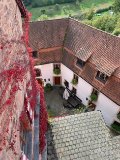 Blick in den Burghof Burg Wernfels